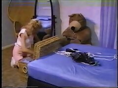 Deportiva pequeña rubia necesita dos pollas duras para satisfacer su quiero ver vídeos x hambre
