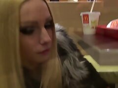 Chica adolescente de cabello oscuro Ivy Aura mostrando cómo chupar una x porno insesto polla