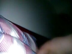 MILF morena disfruta haciendo una paja a un chico y recibe videos triple x gratis una corrida