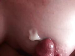 Pelirroja con cuerpo tatuado necesita ver videos x portarse mal