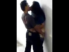 Morena se folla a videos x de mujeres peludas una rubia y disfruta de una chica lamiendo su coño