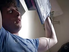 Un hombre experimentado puede enseñarle cosas malas a las lesvianas x video chicas, como la puntuación al aire libre