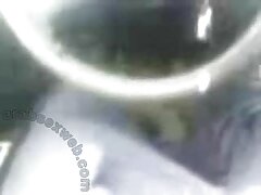 Pequeña rubia pornos x está luchando con su enorme polla