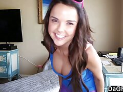 Amigo con sombrero de conejito x videos serviporno penetra el coño afeitado de una chica en la cama
