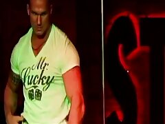 El hijo de puta tiene suerte de meter un pene bastante grande en videos x sexo anal el apretado coño de una chica