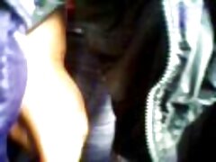 Pequeña adolescente morena está ansiosa por lesbianas triple x follar al aire libre