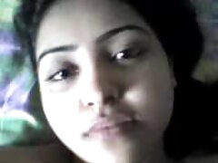 Cougar complace a una amiga rubia con fisting en el vestuario xexo x