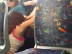 Masajista y asistente provocan xxx maduras x a una chica para tener un trío